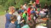 Beim Kinderferienprogramm des Nordheimer Angelvereins konnten 18 Kinder den direkten Kontakt zur Natur wahrnehmen. Welche Fischarten leben in der Streu, welche im Angelteich von Nordheim? Die Rhöner Bachforelle, die Mühlkoppe, die Äsche, aber auch der Karpfen, der Hecht, sowie der Barsch, alle haben ihre angestammte Heimat. Zum Beispiel benötigt die Bachforelle klares, fließendes, kaltes Wasser, sowie einen sauberen, kiesigen Untergrund. Auf diese Heimat müssen wir achtgeben. Nur wessen Haus in Ordnung ist, kann sich darin auch wohlfühlen.Von: Ludwig Fleckenstein, für den Angelverein Nordheim