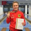 Sichtlich stolz auf den bislang größten Erfolg seiner noch jungen Karriere: Marco Endres von Gut Holz Zeil mit Urkunde und Goldmedaille der U-23-Weltmeisterschaft.