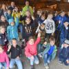 Mit einer Lupe untersuchten die Kinder Futter und Mineralstoffnahrung auf dem Bauernhof der Familie Hauck bei Gerolzhofen.