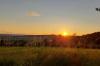Der Blick von Stockheim aus auf die Lichtenburg bei Sonnenuntergang.