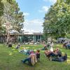 Rund 50 Menschen besuchen am Mittwoch das Sommerfestival "Kultur ausm Hut" im Park der Umweltstation am Nigglweg in Würzburg. Rund 50 Menschen besuchen am Mittwoch das Sommerfestival "Kultur ausm Hut" im Park der Umweltstation am Nigglweg in Würzburg.