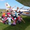 Die Kinder freuen sich über einen spannenden Tag am Flugplatz Schenkenturm. Die Gruppenleiterin für die Vorschulkinder Franziska Kloos (hintere Reihe links) betreute bereits zum sechsten Mal Gruppen in der Sportferienfreizeit. Carla Unterholzer (hintere Reihe rechts) war das erste Mal als Betreuerin mit dabei. Die Kinder freuen sich über einen spannenden Tag am Flugplatz Schenkenturm. Die Gruppenleiterin für die Vorschulkinder Franziska Kloos (hintere Reihe links) betreute bereits zum sechsten Mal Gruppen in der Sportferienfreizeit. Carla Unterholzer (hintere Reihe rechts) war das erste Mal als Betreuerin mit dabei.
