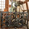In der schön eingerichteten Scheune von Karl-Hans Schüttler ist dieses wunderbare Exemplar einer Turmuhr zu sehen. Gebaut wurde sie um 1799 von der Firma Hofmann in Dörflis in Unterfranken. Durch ihr Pendel ist sie sehr genau. Sie hat maximal eine wöchentliche Abweichung von +- 30 Sekunden. In der schön eingerichteten Scheune von Karl-Hans Schüttler ist dieses wunderbare Exemplar einer Turmuhr zu sehen. Gebaut wurde sie um 1799 von der Firma Hofmann in Dörflis in Unterfranken. Durch ihr Pendel ist sie sehr genau. Sie hat maximal eine wöchentliche Abweichung von +- 30 Sekunden.