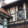 Eine Turmuhr im Hof darf bei einem Uhrmacher natürlich nicht fehlen. Eine Turmuhr im Hof darf bei einem Uhrmacher natürlich nicht fehlen.