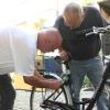Bremse einstellen, Kette nachspannen: Herbert Heger (links) und Andreas Rößner kümmern sich darum, dass das Fahrrad, das schon 30 Jahre auf dem Rahmen hat, wieder flott läuft und verkehrstauglich ist.