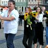Polonaise der Deutschen Meister quer über den Marktplatz, Jana Schneider und Jürgen Müller gehen voran.