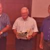 Gerd Düll vom AELF Fürth-Uffenheim überreicht Günther Lang die Dankesurkunde und ein Präsent. Mit auf dem Bild Wolfgang Miederer vom AELF Kitzingen-Würzburg.