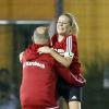 Jubel nach dem Sieg über die DJK Würzburg: Marie Theres Franz vom FC Karsbach feiert mit ihrem Trainer Stefan Brustmann.