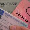 Seinen Führerschein ist ein 20-Jähriger mindestens für ein weiteres halbes Jahr los (Symbolbild), nachdem er ohne Fahrerlaubnis zur Nachschulung gefahren war.