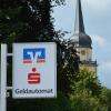 Einen gemeinsamen Geldautomaten der VR-Bank und der Sparkasse gibt es in Fladungen noch.