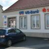 Gemeinsam mit der VR-Bank ist die Sparkasse nun in der Bahnhofsstraße. Allerdings bedeutete der Umzug für die Kunden auch eine empfindliche Serviceeinbuße. Gemeinsam mit der VR-Bank ist die Sparkasse nun in der Bahnhofsstraße. Allerdings bedeutete der Umzug für die Kunden auch eine empfindliche Serviceeinbuße.