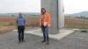 Bei einem Pressetermin stellten Torsten Storath vom Staatlichen Bauamt Schweinfurt (rechts) und der Oberschwarzacher Bürgermeister Manfred Schötz das Funkmast-Projekt auf dem Distelberg vor. Rechts im Hintergrund liegt Oberschwarzach.