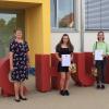 Ostheims stellvertretende Bürgermeisterin Karina Werner (von links) zeichnete Anne Abe und Paula Steube mit Stipendien aus der Julius-L.-Sturz-Stiftung aus. Auch Stadtchef Steffen Malzer gratulierte den jungen Frauen zu ihrem Lernerfolg.