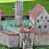 Nicht alle Teile der Burg in Burggrumbach sind heute noch erhalten. So zeigt das historische Burgmodell unter anderem noch den Bergfried, der ab 1774 abgerissen wurde, um die Straße nach Werneck (die heutige B19) auszubauen.