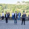 Es gibt neue Auszubildende am Landratsamt: (vorne von links) Emily Drost, Alissa Kohl, Lukas Hämmelmann, Elias Weimert und Christoph Vogel (Stellvertreter der Landrätin), (hinten von links) Holger Steiger (Vorsitzender des Personalrats), Lukas Mauer, Celine Herrmann, Henri Englert, Matthias Widmer (Personal- und Ausbildungsleiter), Johannes Lehrmann (Vorsitzender der Jugend- und Auszubildendenvertretung) und Johanna Krebs (Unterstützung der Ausbildungsleitung).