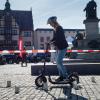 Rückblende zum Mobilitätstag 2019 in Schweinfurt: Stellvertretende Tagblatt-Redaktionsleiterin Katja Beringer beim Selbsttest auf dem E-Scooter.