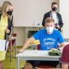 Englischunterricht mal anders: Drei Schüler lernen mit Lehrer Nils Hübenbecker englische Vokabeln, während Anna Stolz ihnen über die Schulter schaut und sie nach ihren Erfahrungen befragt. Englischunterricht mal anders: Drei Schüler lernen mit Lehrer Nils Hübenbecker englische Vokabeln, während Anna Stolz ihnen über die Schulter schaut und sie nach ihren Erfahrungen befragt.