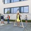 Teamwork mit Neuntklässlern der Ochsenfurter Realschule am Maindreieck: Kultusstaatssekretärin Anna Stolz probiert sich bei ihrem Besuch der "Sommerschule" im Spiel "Das laufende A" aus. 