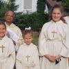 Pfarrer Benjamin Pereira stellte der Gemeinde beim sonntäglichen Gottesdienst neue Messdiener vor und freute sich, dass diese den ehrenamtlichen Dienst übernehmen. Das Bild zeigt von links: Leonie Mauer, Pfarrer Benjamin Parreira, Selina Jahrsdörfer, Mia Other und die Ministrantenbeauftragte Clara Jäger.Von: Hanns Friedrich, für die Pfarrgemeinde Kleineibstadt