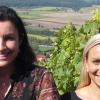 Staatsministerin Dorothee Bär und Stefanie Hümpfner, JU-Kreisvorsitzende und JU-Spitzenkandidatin in Bayern, nehmen am Sonntagabend am Haßfurter Stadtstrand am Public Viewing der Jungen Union anlässlich der Dreier-TV-Debatte mit Annalena Baerbock, Armin Laschet und Olaf Scholz teil.