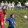 Das schöne Wetter lockte zahlreiche Zuschauerinnen und Zuschauer zum Kreisklassen-Spiel nach Eichenhausen. In dieser Szene verfolgen sie aufmerksam das Kopfballduell zwischen Thomas Voll (links) von der SG Unterweißenbrunn und Julian Hein (SV Eichenhausen/Saal).Fotos (10) Anand Anders