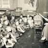 Amerikanische Buben und Mädchen im Jahr 1950 in der heutigen Goetheschule beim Musikunterricht.