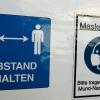 Stuttgart: Ein Warnschild mit Coronaregeln hängt in einem Gerichtsgebäude. (Symbolbild)