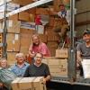 Tüchtige Helferinnen und Helfer der Unabhängigen Liste Oberpleichfeld beim Verladen der Hilfsgüter für Südostpolen. Von links: Conny Göbel, Christel Seufert, Manfred Klüpfel, der neue Ansprechpartner Christoph Hammer (vorne Mitte), Johannes Klüpfel, Michael Kötzner, Mathias Roth und Gottfried Wunderling.