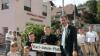 Oberbürgermeister Christian Schuchardt enthüllt mit den Enkel von Karl Adam das Straßenschild am neuen Karl-Adam-Platz.