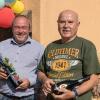 Bürgermeister Sven Nickel (links) gratuliert Georg Knüttel zum 80. Geburtstag.