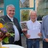 Domkapitular Clemens Bieber (links) würdigte bei einer Feierstunde die Verdienste von Michael Wolf (Mitte), der sich Jahrzehnte an der Fachakademie Sankt Hildegard engagierte, rechts Schulleiter Thomas Steigerwald.