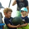 Eine riesige Wassermelone erhielten die Kinder zum Verzehr.
