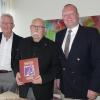 Unterstützung für das Buchprojekt kam auch von der "Gesellschaft Harmonie" (von links): Ehrenvorsitzender Georg Kreiner, Autor Edgar Lösch und Christian Rehrmann als stellvertretender Vorsitzender.