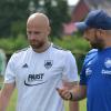 War mit der Leistung nach der Pause nicht zufrieden: Gochsheims Coach Stefan Riegler (rechts). 