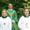Im Rahmen eines feierlichen Freiluftgottesdienstes wurden Anfang September in Obereßfeld von Pfarrer Florian Herzog zwei Ministranten verabschiedet und ein Ministrant neu eingeführt. Für neun Jahre Dienst am Altar wurde Anna-Maria Dömling und für acht Jahre Dienst am Altar wurde Andreas Ortlauf  mit einer Urkunde und einem Geschenk herzlich gedankt und Nick Rückert wurde mit einer Urkunde im Kreise der Ministranten begrüßt. Zu neuen Oberministranten wurden zudem Paula Koch und Corinna Ortlauf ernannt.