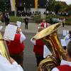 Eine musikalische Überraschung parat hatte im Anschluss an den Einführungsgottesdienst von Pfarrer Andreas Kneitz (Bildmitte) ein interkommunales Orchester mit 30 Musikern aus Leinach, Margetshöchheim und Zell, das sich auf Initiative von Martin Deiser und Heiko Rügamer selbst organisiert hatte. Eine musikalische Überraschung parat hatte im Anschluss an den Einführungsgottesdienst von Pfarrer Andreas Kneitz (Bildmitte) ein interkommunales Orchester mit 30 Musikern aus Leinach, Margetshöchheim und Zell, das sich auf Initiative von Martin Deiser und Heiko Rügamer selbst organisiert hatte.