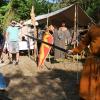Ritter Adalbert von Enzenhardt und Dienstmann Christian von Frammersbach kreuzten beim Mittelalterfest in der Burgsinner Wasserburg die Klingen.