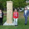 Freuen sich über das Gemeinschaftsprojekt "Mut-Mach-Stele":  (von rechts) Steinbildhauer Hans-Jürgen Fleck, Bürgermeister Manuel Kneuer, die beiden Ideengeberinnen Susanne Bartsch und Sylvia Kneuer, Rektorin Andrea Maier, Katrin Vollert-Tuncer und Spenderin Rosi Pabst.