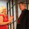 Marcia (Iris Katzer) und Walter (Michel Schäfer) proben gemeinsam ihren Auftritt als Ehepaar und haben unterschiedliche Vorstellungen von der Umsetzung.