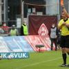 Schiedsrichter Patrick Schwengers zeigt Kickers-Trainer Torsten Ziegner die Gelb-Rote Karte. Nun wurde der Rothosen-Coach wegen seines Verhaltens zu einer Geldstrafe verurteilt.