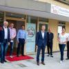 Ein Leerstand weniger in der Innenstadt: Zur Eröffnung von Hahn Hörgeräte gratulierte Oberbürgermeister Sebastian Remelé (Bildmitte) der Inhaberin Ulrike Hahn (Dritte von rechts) und ihrem Team. Mit im Bild von links: Citymanager Thomas Herrmann, Vorsitzender der Werbegemeinschaft Schweinfurt erleben, Werner Christoffel, Patrick Bindrum (Bauunternehmen Bindrum), Hörakustikmeister Suat Günes, Immobilienmakler Erwin Roß, Ulrike Hahns Ehemann Rigobert Pfister und Hörakustikmeisterin Helen Fella.