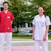 Sophie Kreuzer und Sebastian Arnold bilden sich in ihren Fachbereichen 
Gastroenterologie und Notfallpflege mit Erfolg weiter.