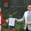 Landrat Christoph Schauder gab die Urkunde des Fahrgastverbands „Pro Bahn“ vor dem Landratsamt an Dezernentin Ursula Mühleck weiter. Er bat sie, seinen Dank für die geleistete Arbeit an die Mitarbeitenden im Amt für Schulen und ÖPNV sowie bei der Verkehrsgesellschaft Main-Tauber zu übermitteln.