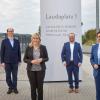 Großer Stolz bei der Einweihung des Laudaplatzes 1. Im Bild (von links):  Der Beirat und Gesellschafter Gerhard Wobser, Bürgermeister Lukas Braun, Nina Warken, MdB, der Geschäftsführende Gesellschafter von Lauda, Gunther Wobser, Wolfgang Reinhart, MdL, sowie der Geschäftsführer von Lauda, Marc Stricker.