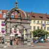 Blick auf den Marktplatz mit Renaissancebrunnen in der Innenstadt. Hier läuft man gleich zu Beginn der Wanderung vorbei.