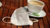 Eine FFP2-Maske liegt neben einer Tasse Kaffee auf einem Tisch. (Symbolbild)