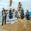 Spatenstich für den Bau der neuen Krönlein-Logistikhalle mit (von links) Pia Jost, Leiterin der Wirtschaftsförderung der Stadt Schweinfurt, Thorsten von Killisch-Horn (Immobilien-Dienstleister Goldbeck), Olivier Rombach (Goldbeck), Helmut Ernst und  Ralf von Briel (Geschäftsführer Lotter-Gruppe), Ulrich Herrmann (Geschäftsführer Krönlein), Folker Ernst (Lotter-Gruppe) und MdB Anja Weisgerber.
