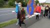 Symbolisch wurde "der kranke Planet Erde" auf einer Trage bei der Fridays for Future-Demonstration auf den Marktplatz getragen.