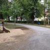 Der Spielbereich links im Bild ist speziell für Kinder unter drei Jahren ausgelegt. Rechts im Bild ist die Schaukel zu sehen, die aus dem Bestand des bisherigen Spielplatzes stehen geblieben ist. Der Spielbereich links im Bild ist speziell für Kinder unter drei Jahren ausgelegt. Rechts im Bild ist die Schaukel zu sehen, die aus dem Bestand des bisherigen Spielplatzes stehen geblieben ist.