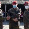 Gemeinsam Hand in Hand: Bataillonskommandeur Oberstleutnant Holm Schreiter (Mitte) dankte dem bisherigen Kompaniechef Major Raymond Kalus (Zweiter von links) und wünschte seinem Nachfolger, Hauptmann Martin Hilger, viel Erfolg in seinem neuen Wirkungskreis. Gemeinsam Hand in Hand: Bataillonskommandeur Oberstleutnant Holm Schreiter (Mitte) dankte dem bisherigen Kompaniechef Major Raymond Kalus (Zweiter von links) und wünschte seinem Nachfolger, Hauptmann Martin Hilger, viel Erfolg in seinem neuen Wirkungskreis.
